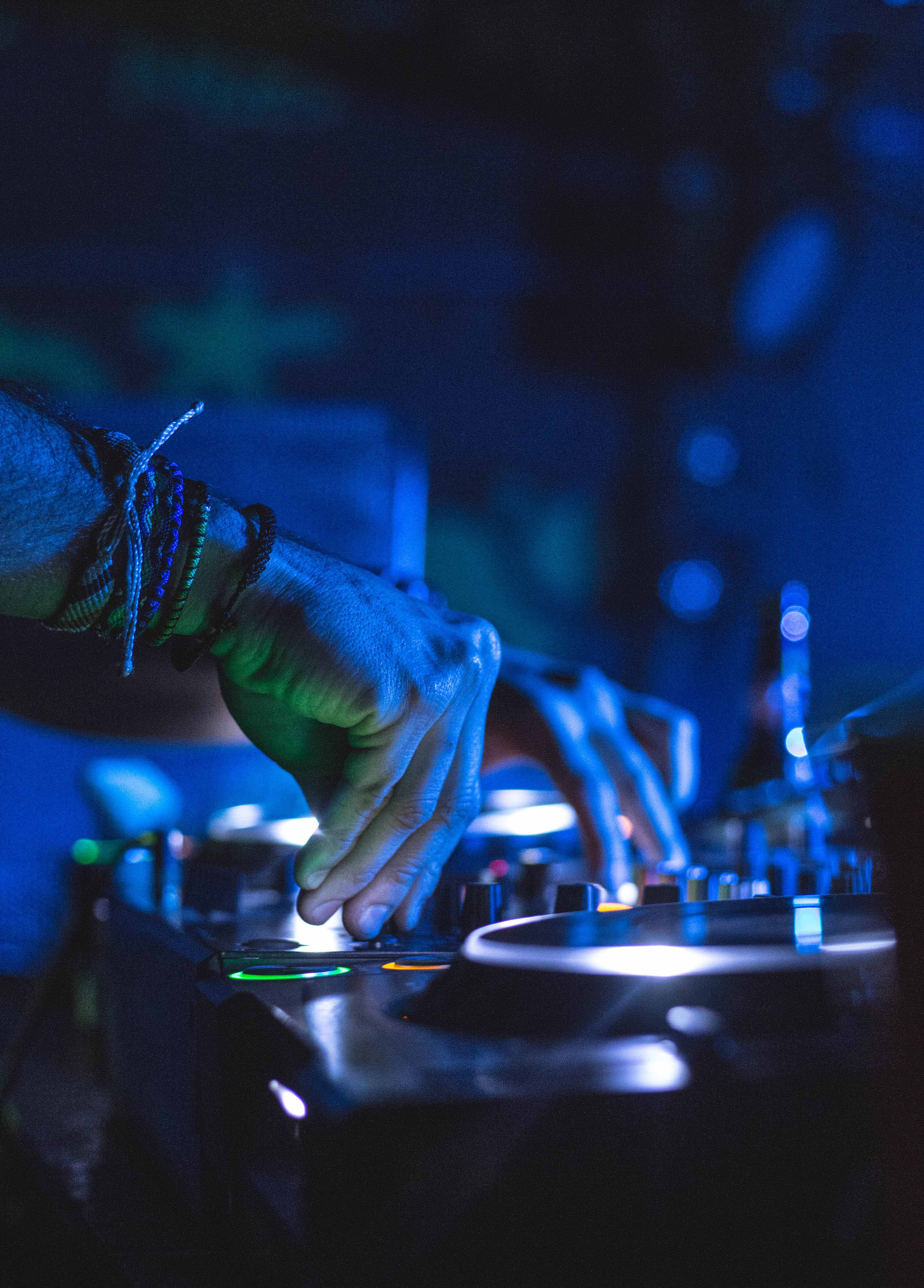 djs tocando fiesta